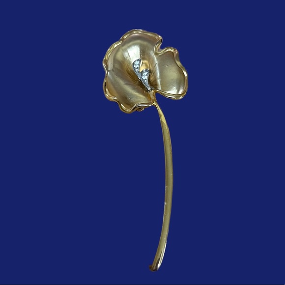 Gold tone floral brooch pin - Picture 1 of 3